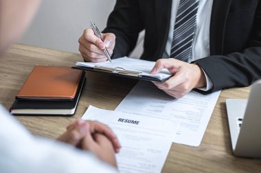 İşveren veya komite konuşma duri ile bir özgeçmiş okuma tutan