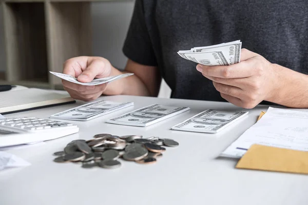 Imagens de empilhamento pilha de moeda e Marido usando calculadora para cal — Fotografia de Stock