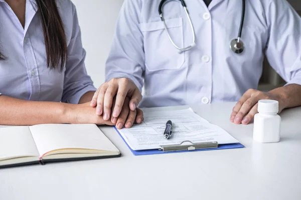 Imagen del médico sosteniendo la mano del paciente para alentar, hablando ingenio — Foto de Stock