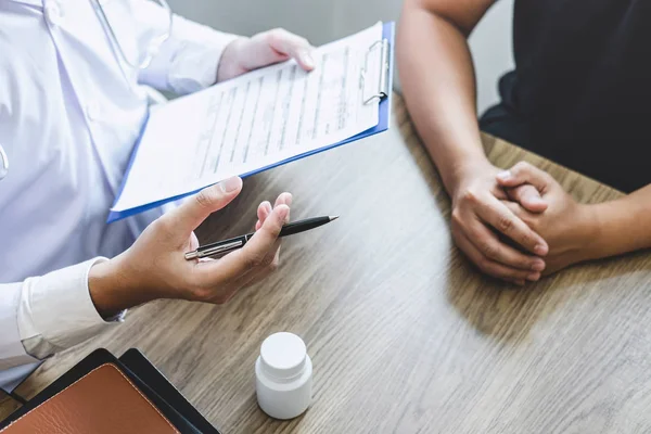Doktor hasta ile konuşmak açıklamak tartışırken