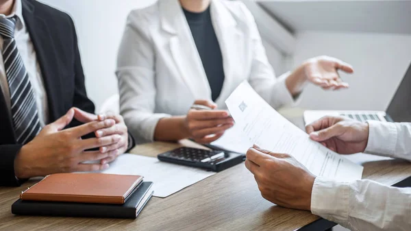 Empleador o reclutador que sostiene la lectura de un curriculum vitae con hablar duri —  Fotos de Stock