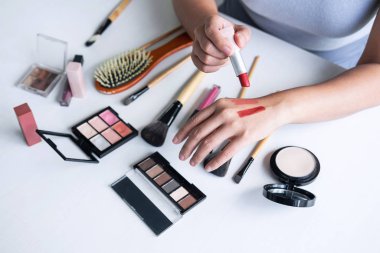 Zarif kadın Güzellik blogger test güzellik kozmetik bize gösteren