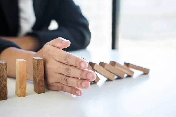 Rischio e strategia nel mondo degli affari, Immagine di mano smettere di cadere co — Foto Stock