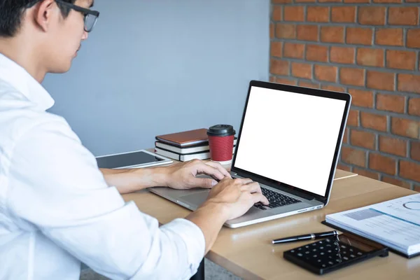 Imagem do jovem trabalhando na frente do laptop olhando para scr — Fotografia de Stock