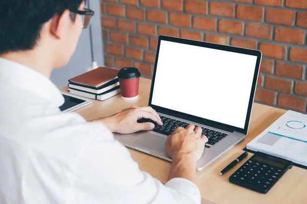 Imagem do jovem trabalhando na frente do laptop olhando para scr — Fotografia de Stock