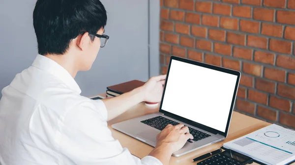 Imagem do jovem trabalhando na frente do laptop olhando para scr — Fotografia de Stock