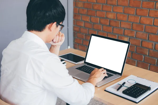 Imagem do jovem trabalhando na frente do laptop olhando para scr — Fotografia de Stock