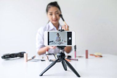 Sosyal medya da Iş online, Güzel Asya kadın blogger i