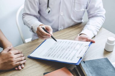 Beyaz üniformalı önlük lü profesyonel doktor ve hasta discu