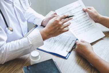 Beyaz üniformalı önlük lü profesyonel doktor ve hasta discu