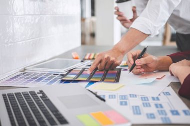 Genç yaratıcı tasarımcılar birlikte proje üzerinde çalışan ekip çalışması