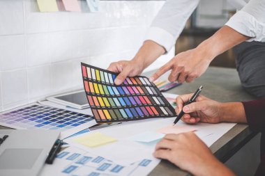 Yeni proje üzerinde çalışan yaratıcı tasarımcıların ekip çalışması ve seçim