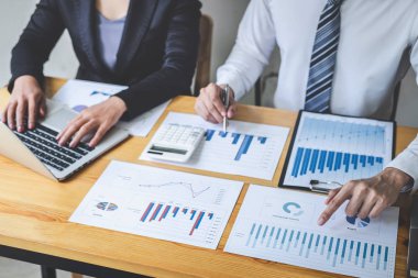 Profesyonel iş ortağı planlama fikirleri ve pres tartışıyor