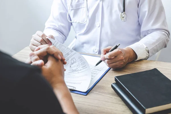 Médico profesional en bata blanca uniforme y discu paciente — Foto de Stock