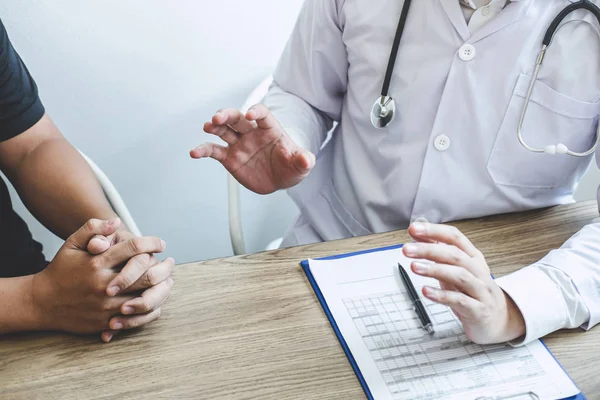 Médico consultando con paciente examinando para paciente, presentando — Foto de Stock