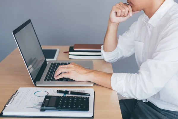 Imagem do jovem trabalhando na frente do laptop olhando para scr — Fotografia de Stock