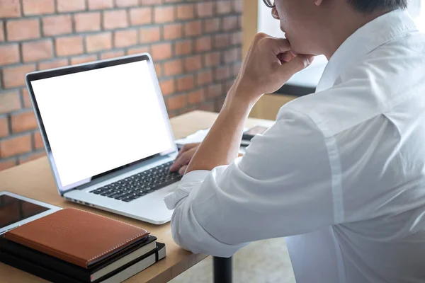 Imagem do jovem trabalhando na frente do laptop olhando para scr — Fotografia de Stock