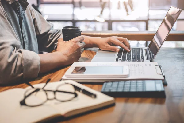 Homem profissional sênior em desgaste casual trabalhando usando laptop em c — Fotografia de Stock