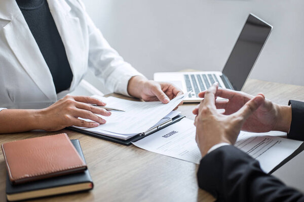 Работодатель или рекрутер, читающий резюме с говорящим Дури
