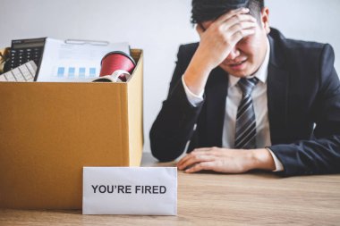 Stresli işadamı şirket ve packi ateş mektubu almak