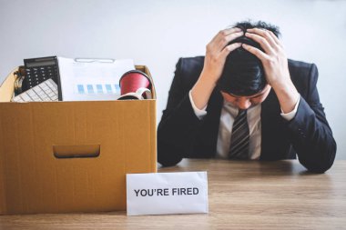 Stresli işadamı şirket ve packi ateş mektubu almak