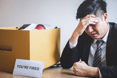 Stresli işadamı şirket ve packi ateş mektubu almak
