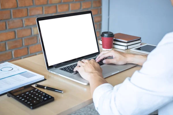 Imagem do jovem trabalhando na frente do laptop olhando para scr — Fotografia de Stock