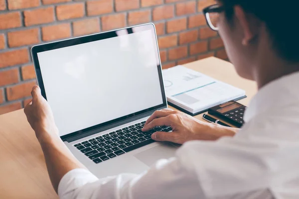 Imagem do jovem trabalhando na frente do laptop olhando para scr — Fotografia de Stock