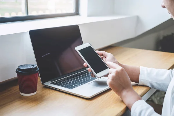 Imagem de mulher jovem trabalhando na frente do laptop olhando para s — Fotografia de Stock