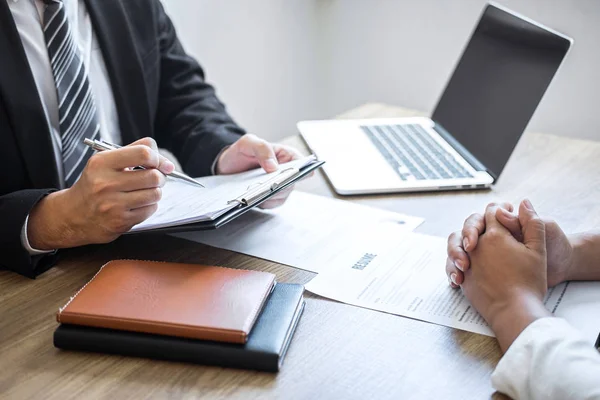 Empleador o comité que celebra la lectura de un curriculum vitae con hablar duri — Foto de Stock