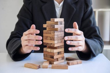 İş hayatında Alternatif Risk ve Strateji, İş kadını eli