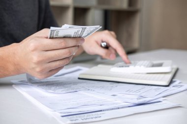 Harcama ları hesaplamak için hesap makinesi kullanan Koca görüntüleri yeniden