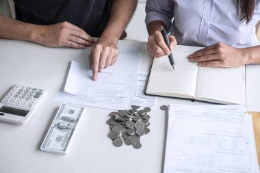 Harcama hesaplamak için hesap makinesi kullanarak Karı koca Görüntüleri