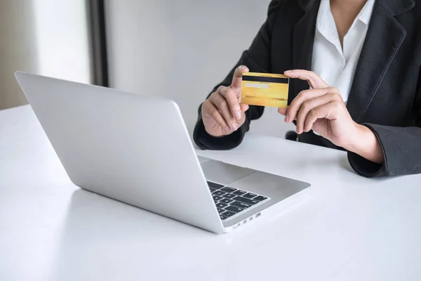 Business γυναίκα καταναλωτής Holding πιστωτική κάρτα και πληκτρολόγηση σε φορητό υπολογιστή — Φωτογραφία Αρχείου