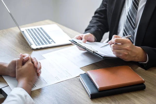 Empleador o comité que celebra la lectura de un curriculum vitae con hablar duri — Foto de Stock