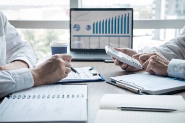 Profesyonel icra müdürü, fikir tartışırken iş ortağı