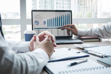 Profesyonel icra müdürü, fikir tartışırken iş ortağı