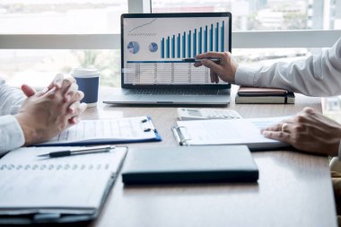 Profesyonel icra müdürü, fikir tartışırken iş ortağı