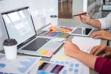 Yeni proje üzerinde çalışan yaratıcı tasarımcıların ekip çalışması ve seçim