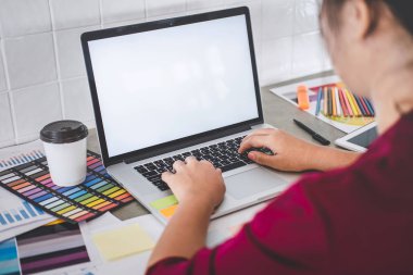 Genç yaratıcı grafik tasarımcı mimari projede çalışan