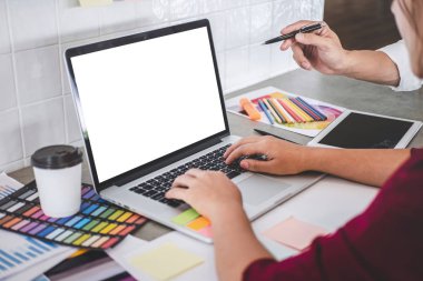 Genç yaratıcı tasarımcılar birlikte proje üzerinde çalışan ekip çalışması