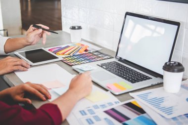Genç yaratıcı tasarımcılar birlikte proje üzerinde çalışan ekip çalışması
