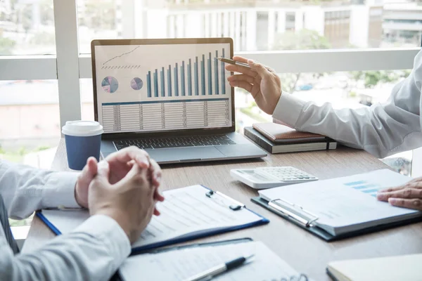 Profesyonel icra müdürü, fikir tartışırken iş ortağı