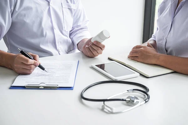 Consulta médica con el paciente y comprobación de la enfermedad w — Foto de Stock