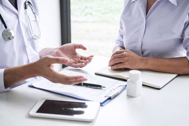 Doktor hasta ile danışmanlık ve hastalık durumu w kontrol