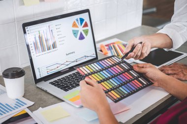 Yeni proje üzerinde çalışan yaratıcı tasarımcıların ekip çalışması ve seçim