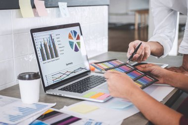 Genç yaratıcı tasarımcılar birlikte proje üzerinde çalışan ekip çalışması