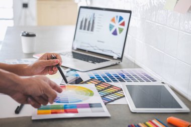 Genç yaratıcı tasarımcılar birlikte proje üzerinde çalışan ekip çalışması