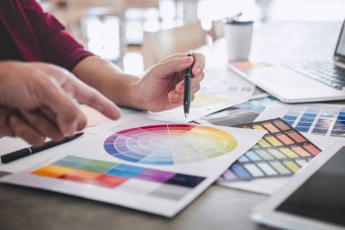 Genç yaratıcı tasarımcılar birlikte proje üzerinde çalışan ekip çalışması