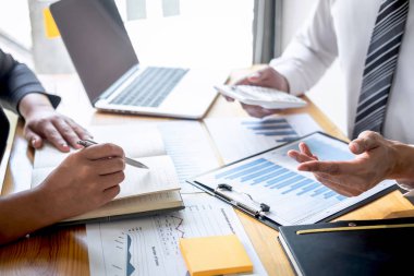 Profesyonel iş ortağı planlama fikirleri ve pres tartışıyor